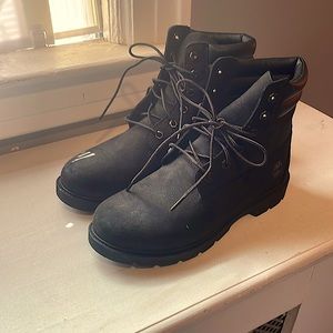 Hi, I am selling these boots and they are a size 8.5!